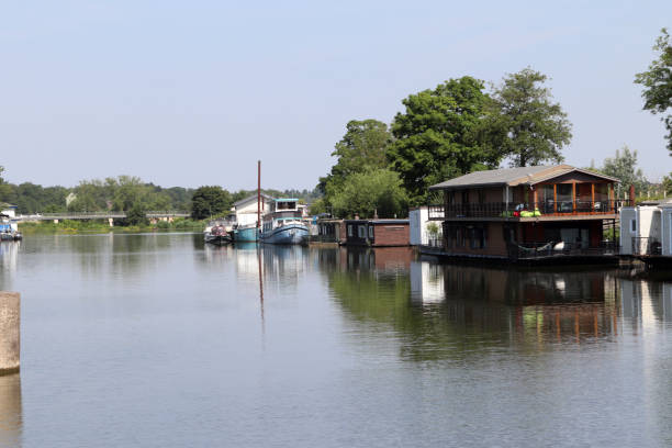 istock A few houseboats on the water 1521982813