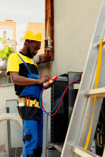 istock Worker fixing condenser supply vents 1522003188