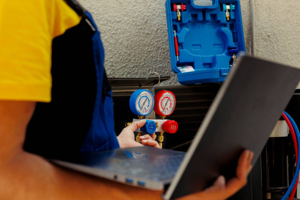istock Electrician calibrating vacuum pump 1522012027