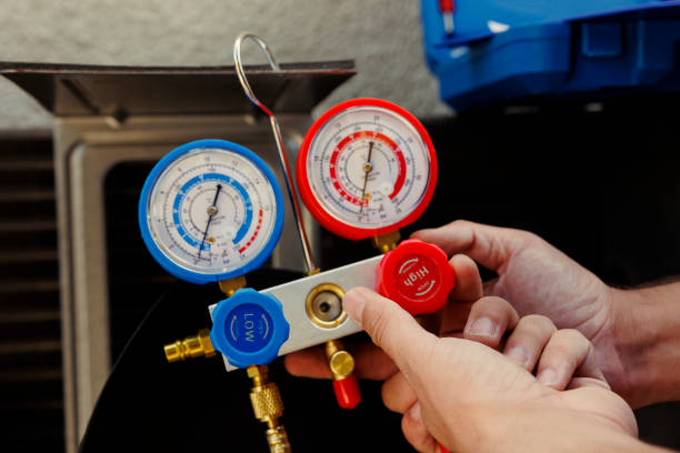 istock Close up of manifold gauges calibrating 1522014101