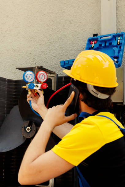 istock Mechanic on the phone with home owner 1522016188