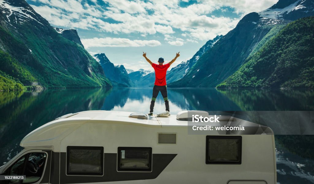 Pria Mengekspresikan Kebahagiaannya Melihat Pemandangan Norwegia yang Sempurna - Bebas Royalti Rumah mobil - Kendaraan bermotor Foto Stok Pria Mengekspresikan Kebahagiaannya Melihat Pemandangan Norwegia yang Sempurna - Bebas Royalti Rumah mobil - Kendaraan bermotor Foto Stok