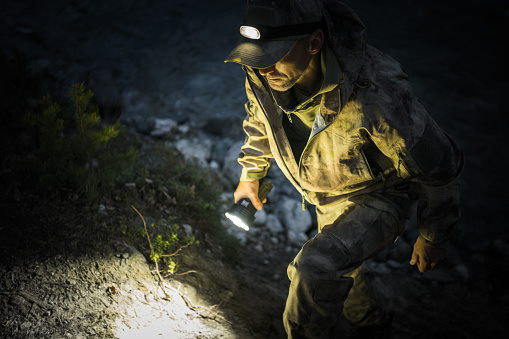 Searchlight Rescue Emergency Rescue Search Team Member With Flashlights At Night 照片檔及更多 室外 ...