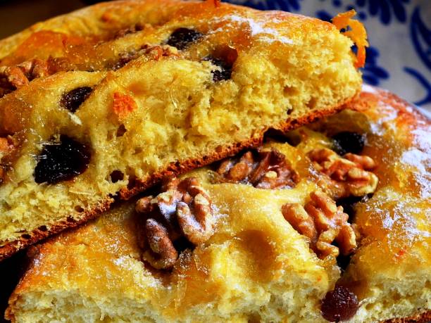 Coca de nous i panses (Valencian raisin and walnut cake)