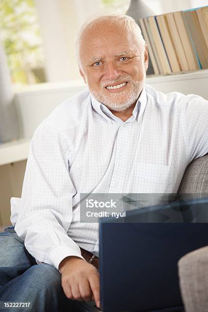 Retrato De Homem Idoso Usando Computador No Sofá - Fotografias de stock e mais imagens de Homens Idosos - Homens Idosos, Terceira idade, 60-69 Anos