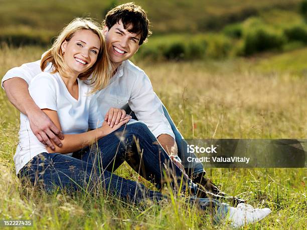 Hermosa Pareja Sentada En Prado Foto de stock y más banco de imágenes de Actividades recreativas - Actividades recreativas, Adulto, Adulto joven