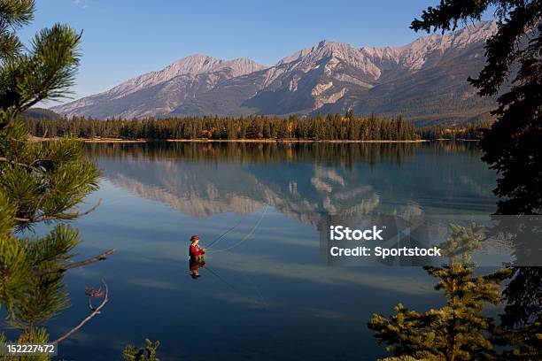 Pesca Con La Mosca Lago Edith In Montagne Rocciose Alberta Canada - Fotografie stock e altre immagini di Acqua