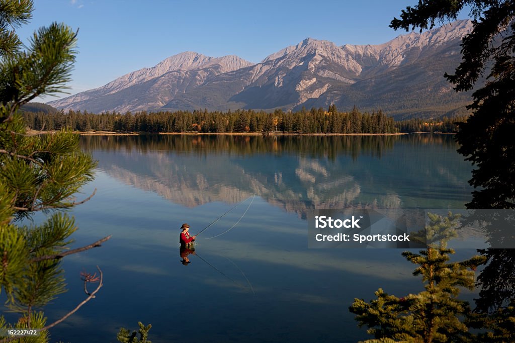 Рыбалка Озеро Эдит на Скалистые горы, Альберта, Канада - Стоковые фото Альберта роялти-фри