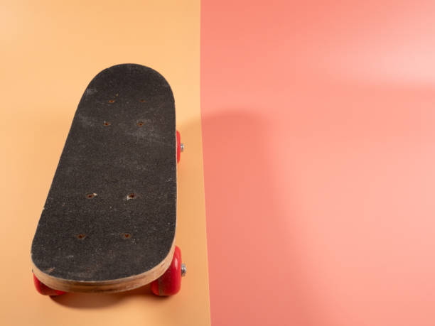 istock Skateboard on a pink and orange background. 1522350063
