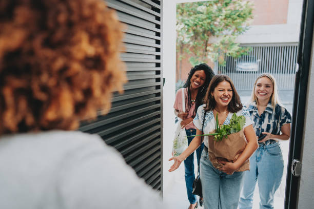 istock Female friends arriving for a women's date 1522411809