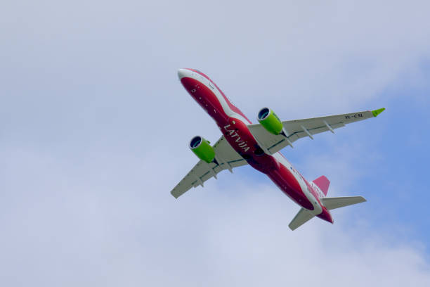 start dla latvija airlines z lotniska w zurychu - swiss culture airplane airport business zdjęcia i obrazy z banku zdjęć