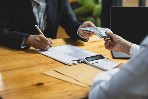 payer ou soudoyer la signature d’un contrat d’accord. concepts de crime illégal et de malhonnêteté. - corrupt justice photos et images de collection