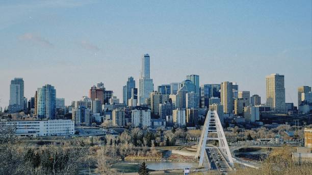 skyline de edmonton - north saskatchewan river - fotografias e filmes do acervo