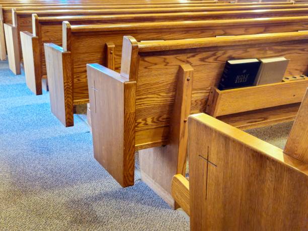 rangées de bancs d’église en bois - banc déglise photos et images de collection