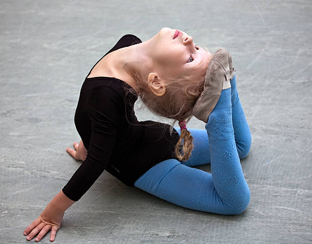 mały gymnast - male body sport exercising zdjęcia i obrazy z banku zdjęć