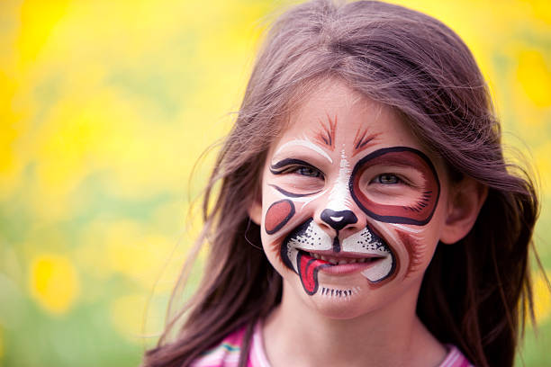 volto dipinto ragazza - pittura per il viso foto e immagini stock