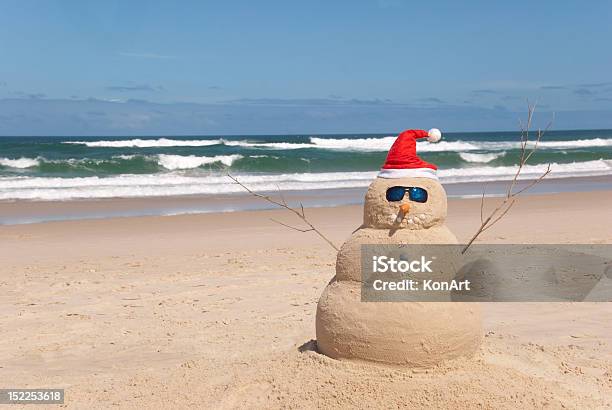 Boneco De Neve Resiste Ao Processo De Fusão - Fotografias de stock e mais imagens de Natal em julho - Natal em julho, Natal, Boneco de neve