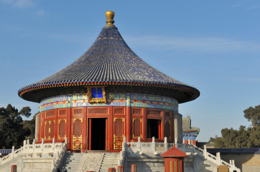 The Imperial Vault of Heaven sits in the centre. It is a round building with a roof that resembles the Hall of Prayer for Good Harvests, though smaller and with only one gable of eaves and a single tier marble base. The back half of the building is constructed with bricks. In the past, the vault contained memorial tablets of the emperor's ancestors.