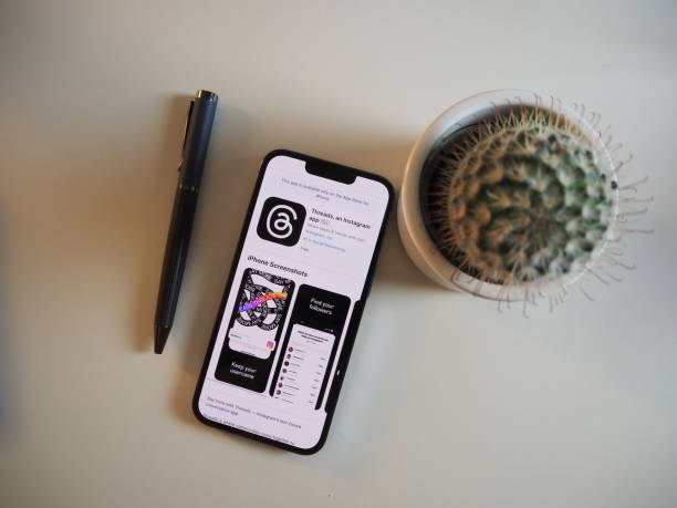 threads meta-app auf dem iphone 13 pro - thread stock-fotos und bilder