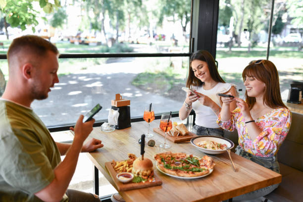 istock Smiling Friends Documenting Beautiful Dinner In Restaurant By Photographing In Restaurant 1522568169