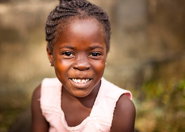 chica sonriente joven africana - africa child village smiling fotografías e imágenes de stock