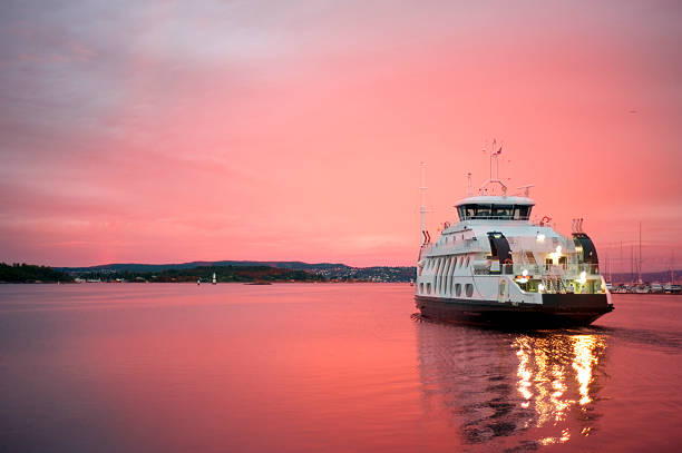 cruise liner departuring von oslo harbor - industrial ship audio stock-fotos und bilder