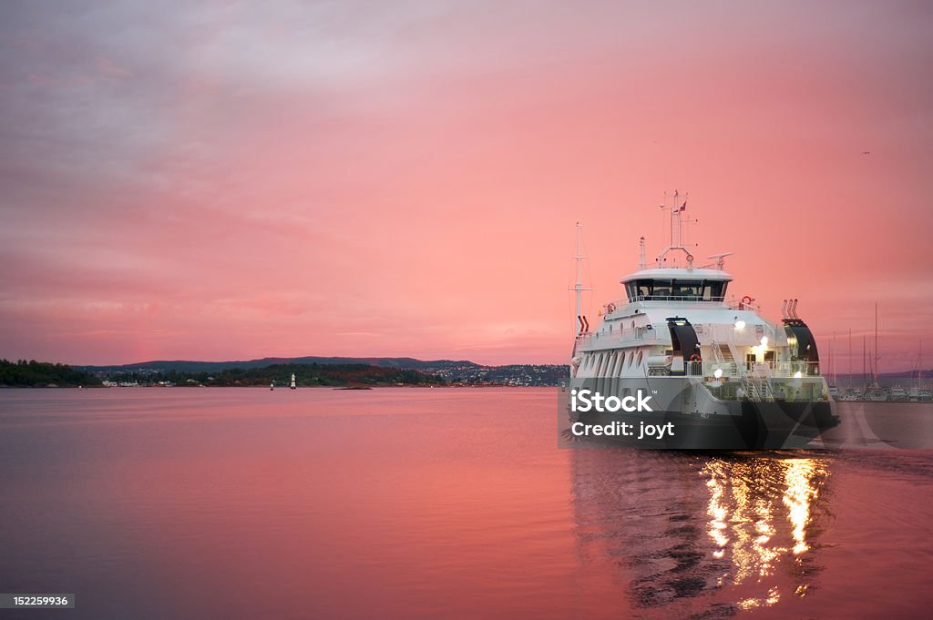 Nave da crociera departuring dal Porto di Oslo - Foto stock royalty-free di Traghetto