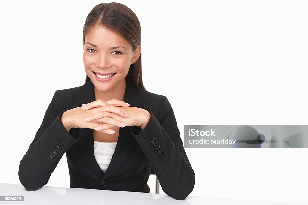 Giovane donna d'affari seduto alla scrivania - Foto stock royalty-free di Agente immobiliare