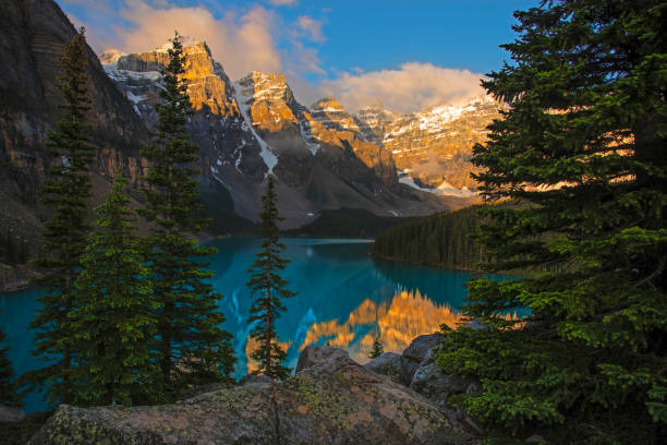 istock Sunrise at Moraine Lake 1522923324