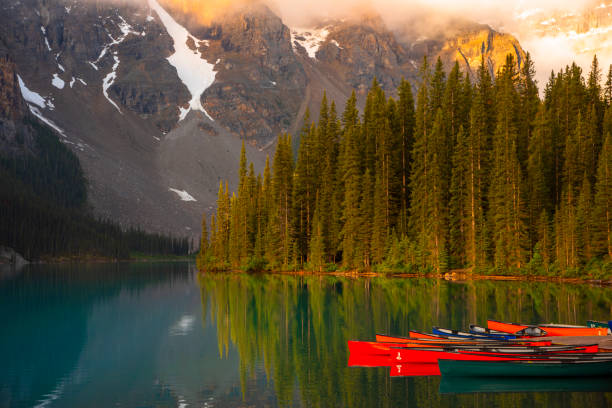 istock Sunrise at Moraine Lake 1522923328