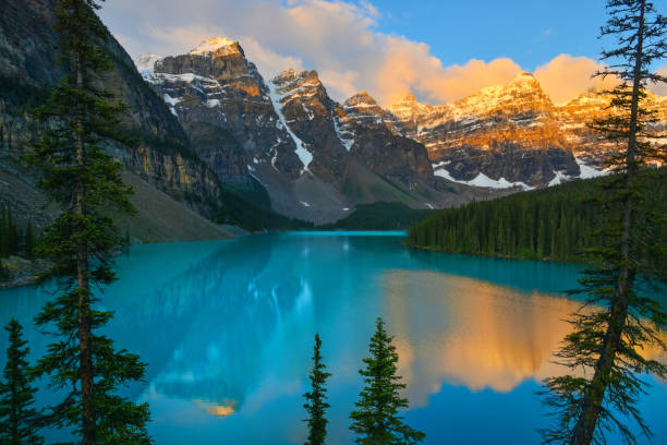 istock Sunrise at Moraine Lake 1522923853