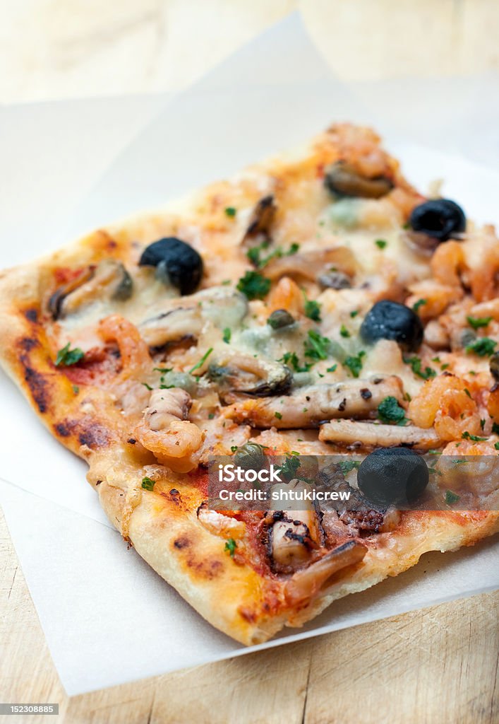 pizza con pescados y mariscos - Foto de stock de Aceituna libre de derechos
