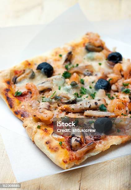 Pizza Con Pescados Y Mariscos Foto de stock y más banco de imágenes de Aceituna - Aceituna, Aceituna negra, Al horno