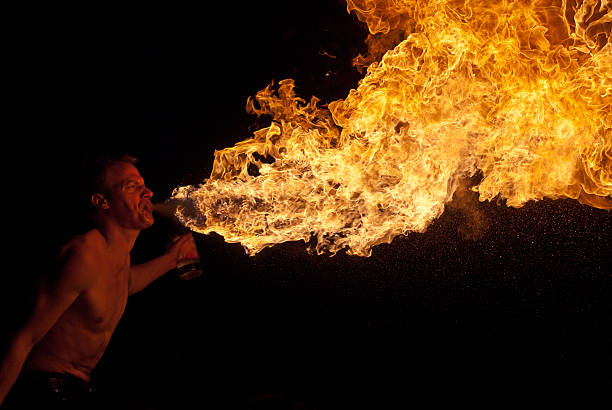 fire atmen - fire eater fire performance circus performer stock-fotos und bilder