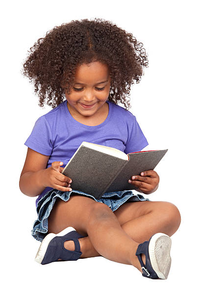 étudiant fillette avec un livre de lecture - sitting isolated child beautiful photos et images de collection