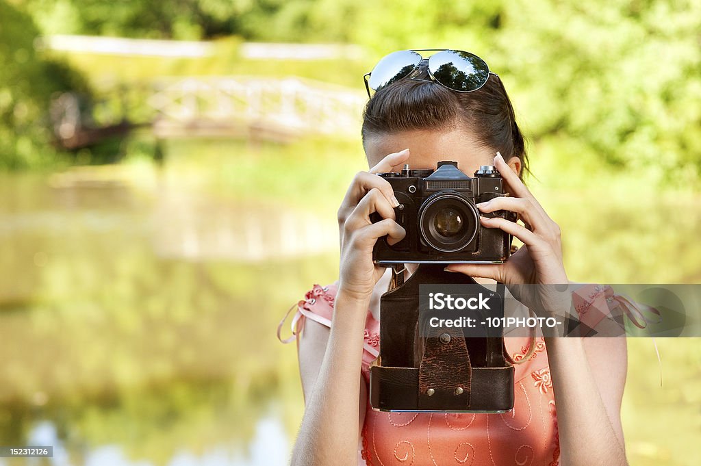 Молодая девушка с камерой - Стоковые фото Весёлый роялти-фри