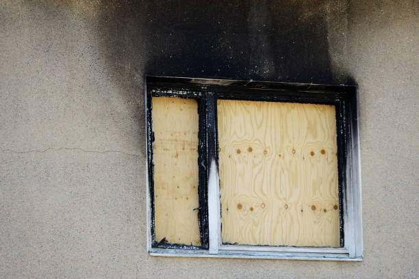 Cтоковое фото Окно, заколоченное фанерой после пожара