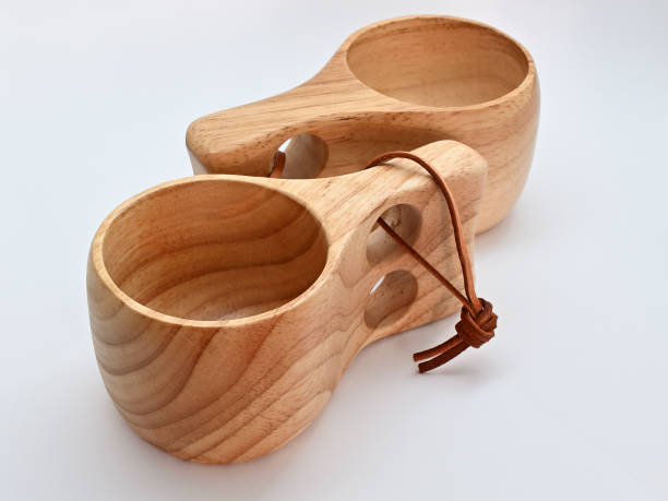 Due tazze kuksa in legno finlandesi tradizionali su priorità bassa bianca - foto stock