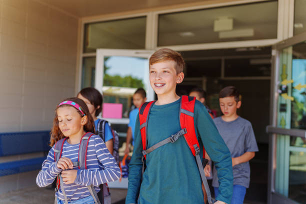 geschwister verlassen gemeinsam die schule - junior high stock-fotos und bilder