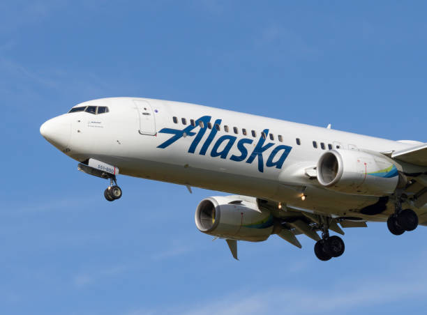 alaska airlines boeing 737. - wing airplane boeing 737 jet foto e immagini stock