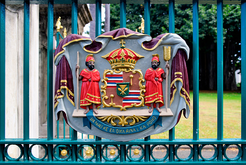 Honolulu, Oahu, Hawaii, USA: original Royal Arms of the Kingdom of Hawaii, designed by the College of Arms in London in 1842 and officially adopted in 1845, now part of the Great Seal of the State of Hawaii - Seal reads in Hawaiin 'Ua Mau Ke Ea O Ka Aina I Ka Pono' which translates as 'The Life of the Land is Perpetuated in Righteousness'. Gate of the old Royal Palace