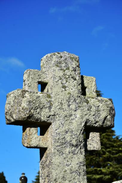 istock Gothic Cross tombstone 1523839490