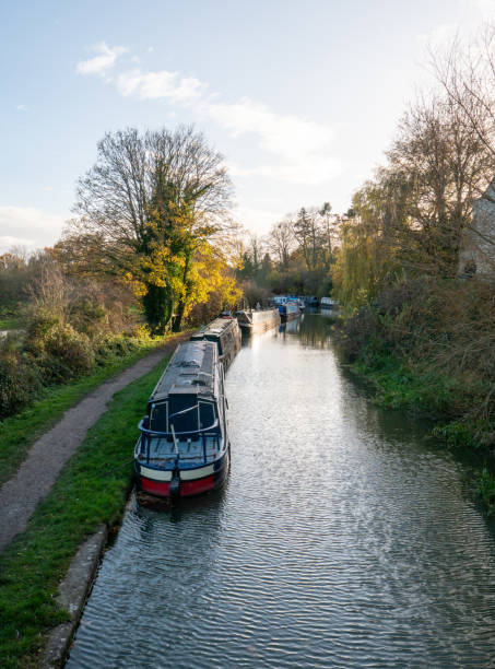 istock 2020-Nov-15, Winter Wander Along The Thrupp Canal 1523852908