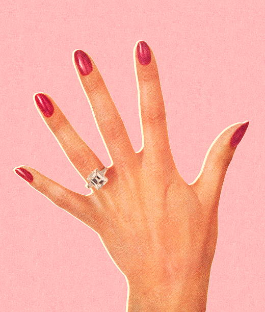 rękę kobiety nosi pierścionek zaręczynowy - red nail polish stock illustrations