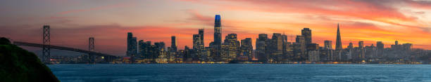 vista del paisaje urbano de san francisco y el puente de la bahía con colorida puesta de sol desde la isla - golden gate bridge panoramic san francisco county bridge fotografías e imágenes de stock