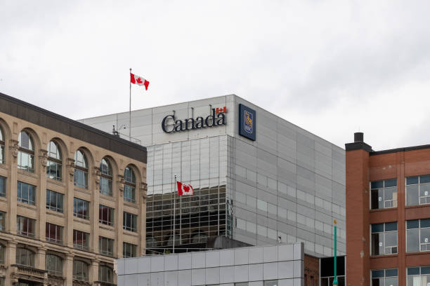logo rbc royal bank of canada na budynku w centrum ottawy w kanadzie - royal bank of canada zdjęcia i obrazy z banku zdjęć