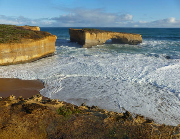 лондонский мост на побережье виктории - london arch great ocean road cliff australia стоковые фото и изображения