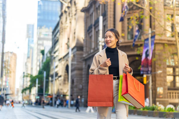 asiatische frau einkaufen zusammen in der stadt. - holiday shopping fotos stock-fotos und bilder