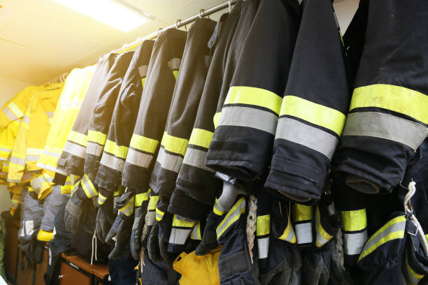 pompier sur l’industrie pétrolière et gazière, pompier réussi au travail, combinaison de pompier pour combattant avec feu et combinaison pour protéger pompier, équipe de sécurité en cas d’incendie. zone réglementée ou zone dangereuse. - fuel and power generation oil industry oil rig industry photos et images de collection