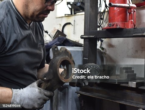 istock Work on the workshop hydraulic press 1524819544